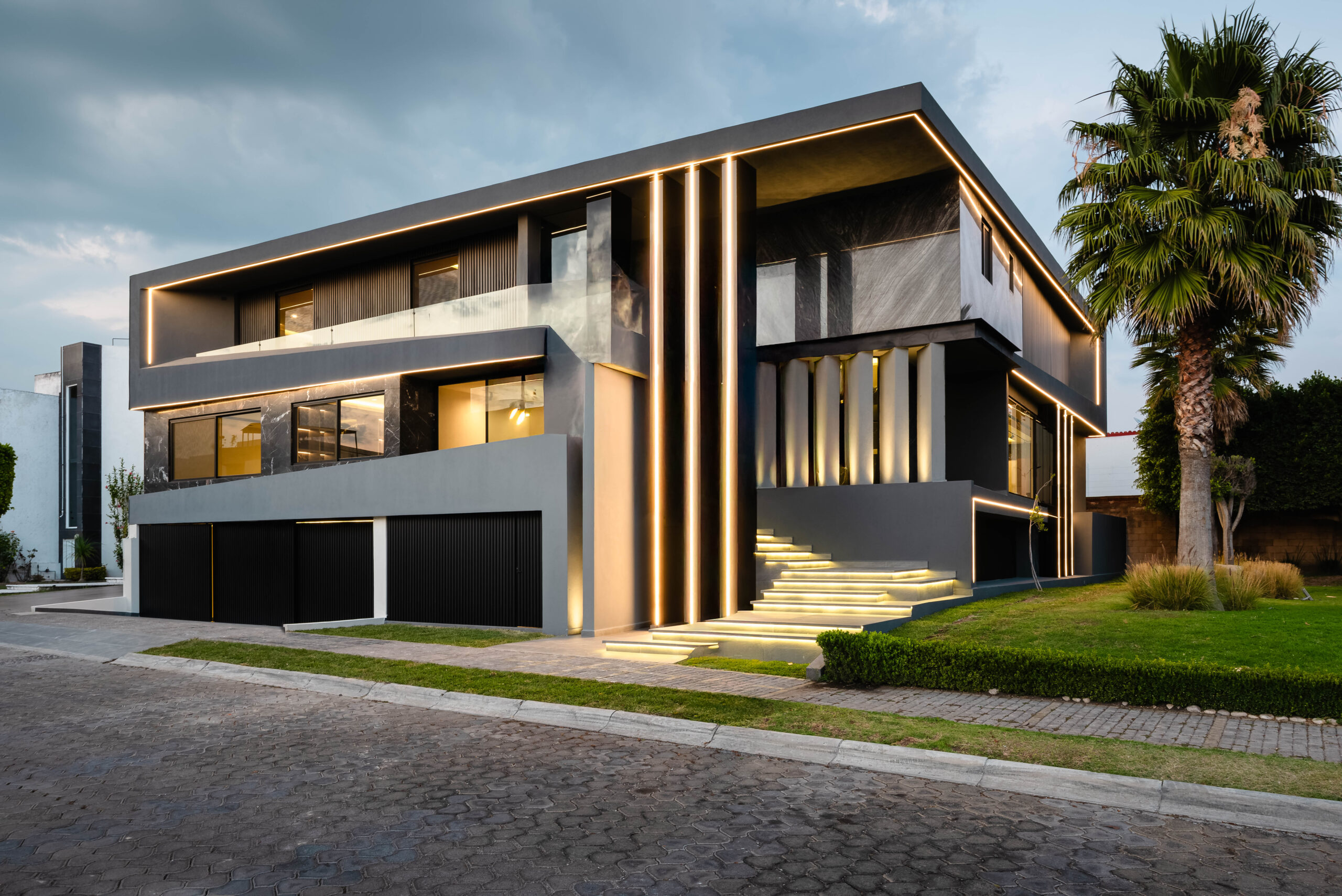 Residencia FASAK al anochecer